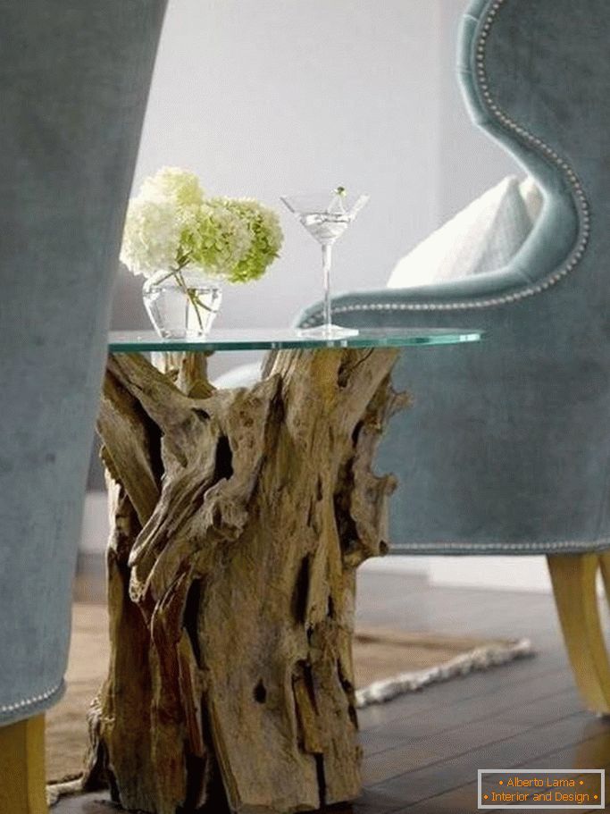 Kava miza iz viseče lesa in stekla