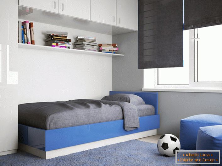 Otroška soba najstniškega fanta je zasnovana v skladu z zahtevami minimalizma. 