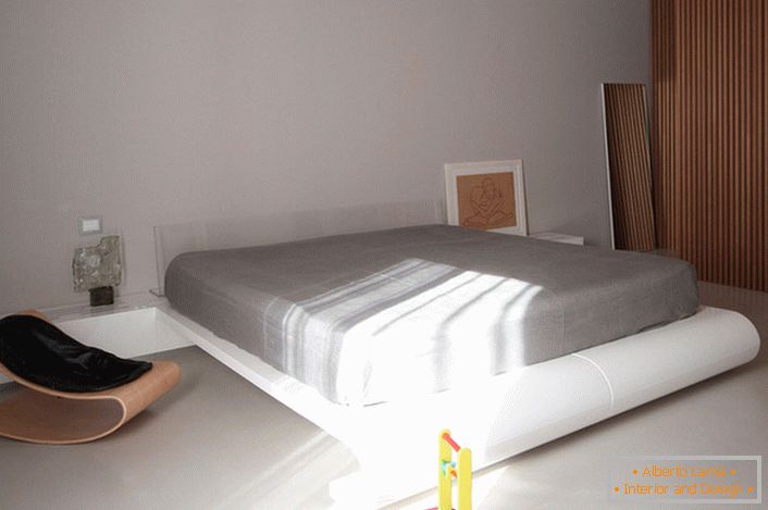 Otroška soba v slogu minimalizma z veliko posteljo je zanimiva rešitev za družino z dvema otrokoma.