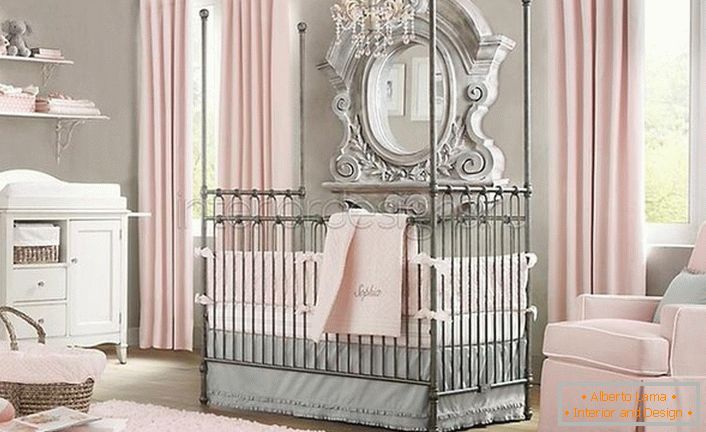 Soba v slogu minimalizma za otroka. V notranjosti je odmev baročnega sloga, ki se harmonično prilega celotnemu konceptu oblikovanja.