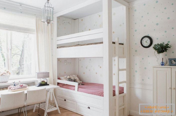 Nežna, prijetna zasnova otroške sobe v slogu minimalizma je zanimiv laconizem, zadrževalni obliki. 