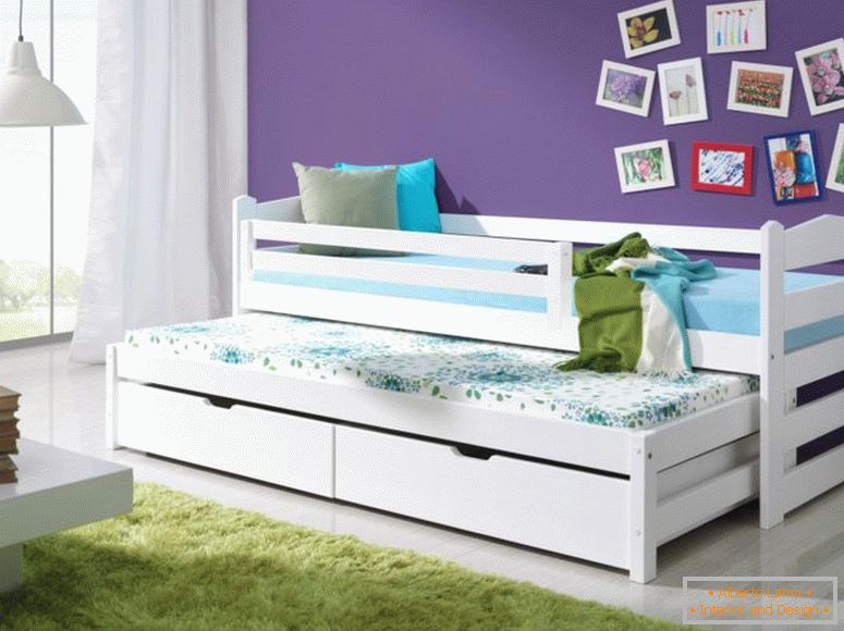 Otroška postelja je kombinirana s kavčem