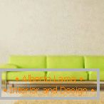 Notranjost v minimalističnem stilu s svetlo zelenim kavčem
