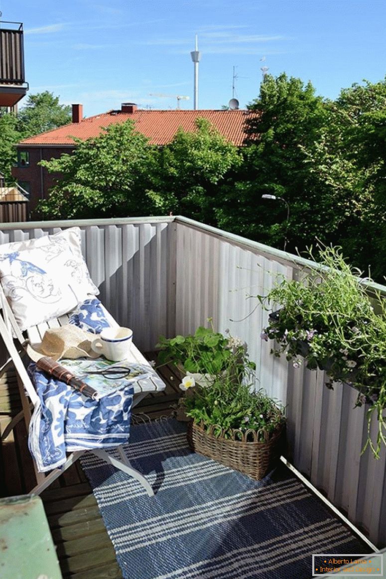 majhno-patio-design-z-belo-klopi-tudi-modro-gingham-preproga-vzorec-poleg-bela-balkon-banister