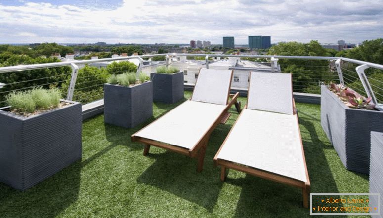 dvonadstropni stoli na strehi na vrhu balkona z zeleno travo