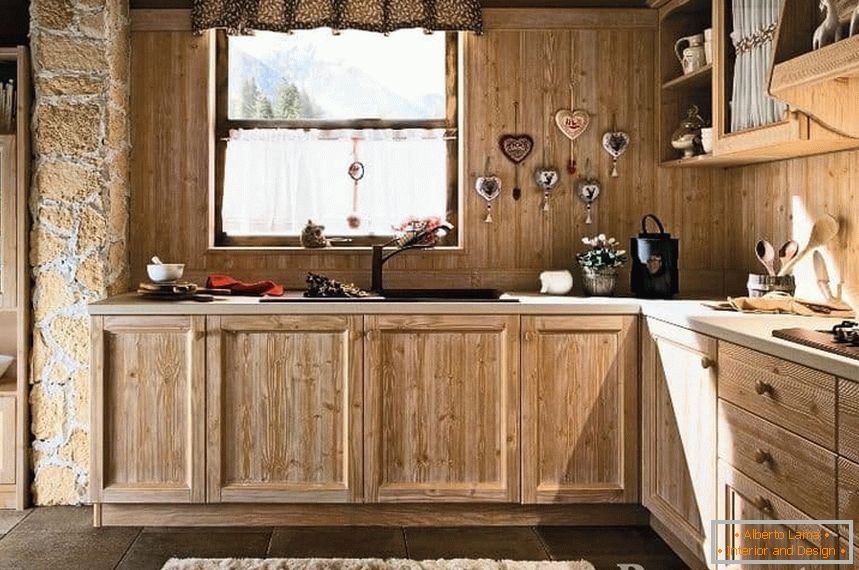 Kuhinja v ekološkem slogu z lesenim predpasnikom