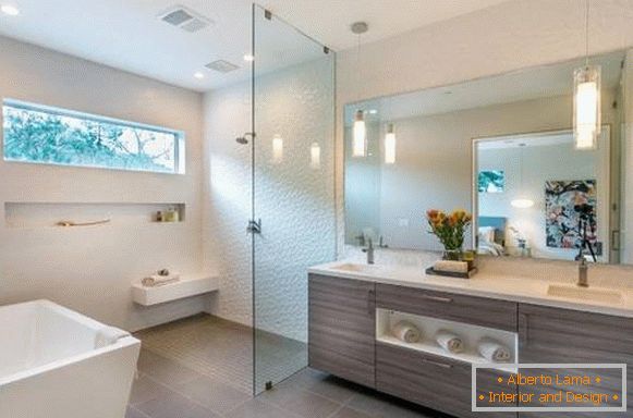 Moderna kopalnica v oblikovanju zasebne hiše
