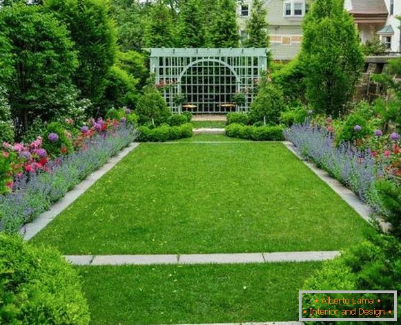 Projektni projekt dvorišča zasebne hiše v vasi - cvetje na vrtu