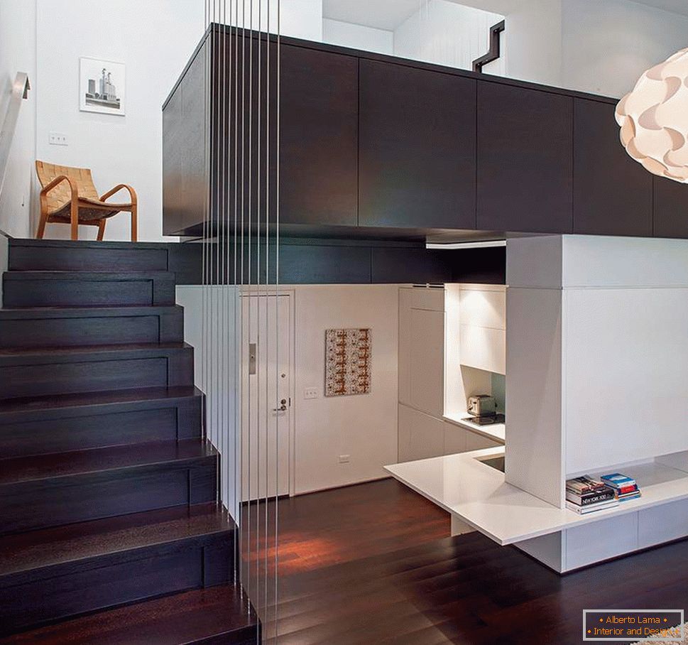Kombinacija temnega lesa in bele ploščice za opeko v notranjosti dvo-ravni stanovanja
