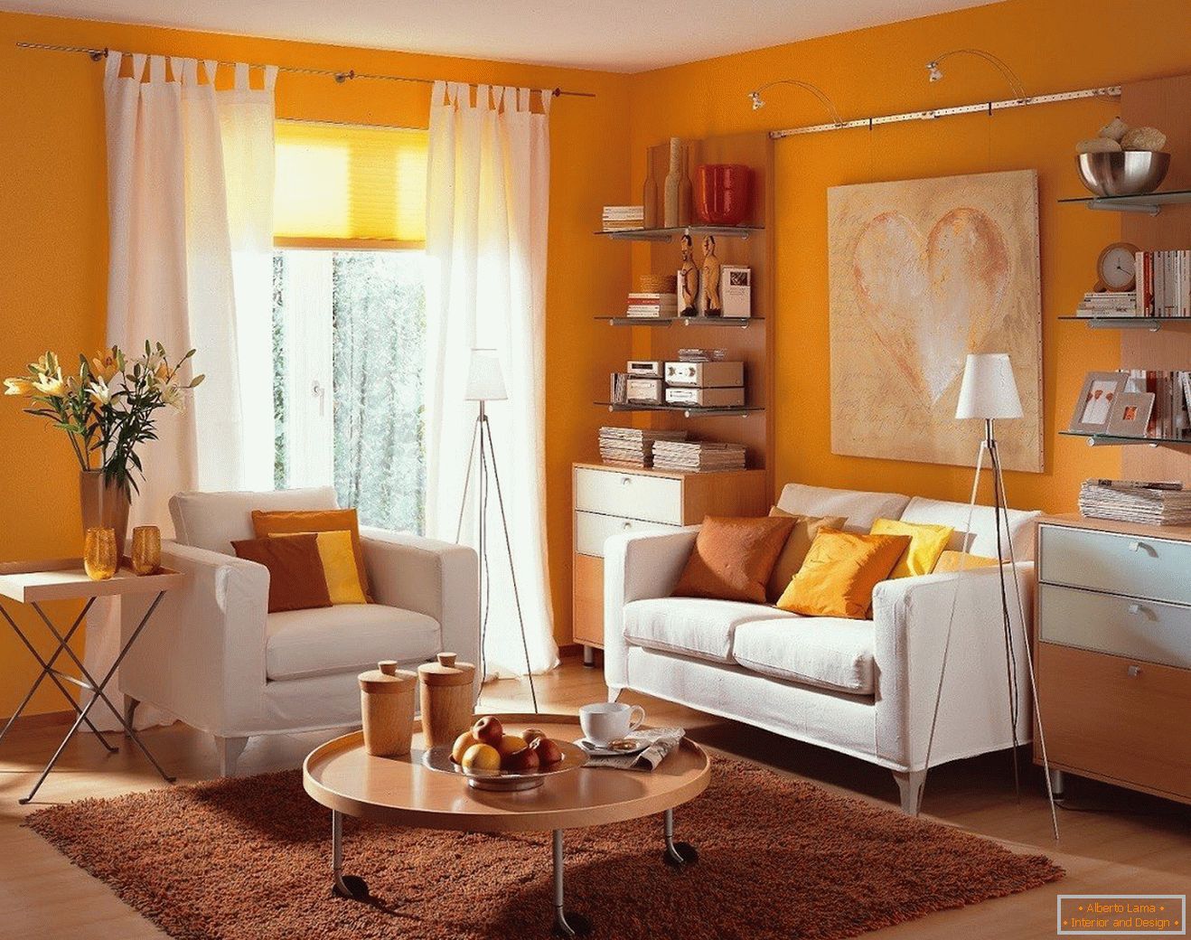 Dnevna soba z oranžnimi stenami
