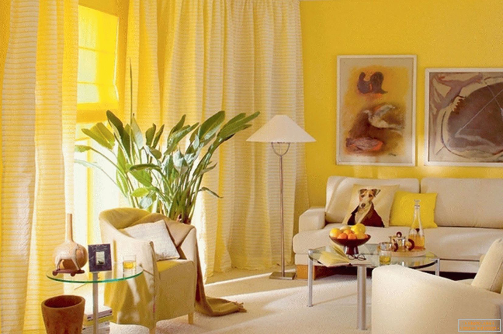 Sončna dnevna soba je rumena