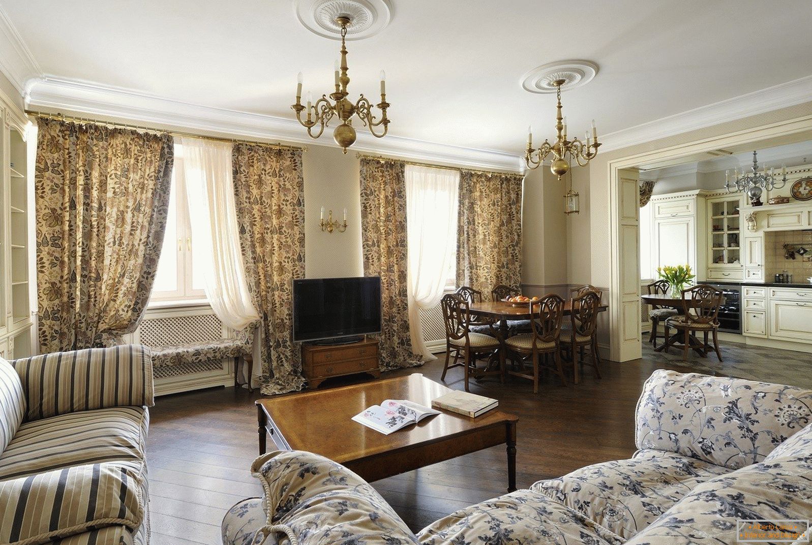 Dnevna soba v klasičnem stilu z dvema oknoma