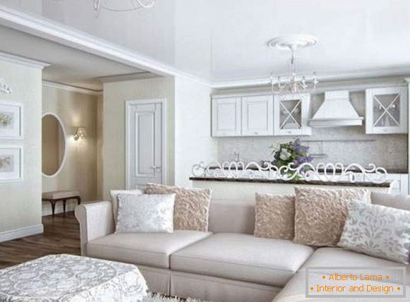 Klasična zasnova dnevne sobe v zasebni hiši v beli barvi