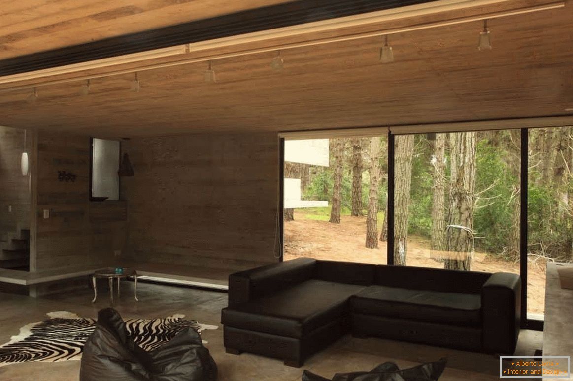 Dnevna soba z lesenim zaključkom v leseni hiši s panoramskim oknom