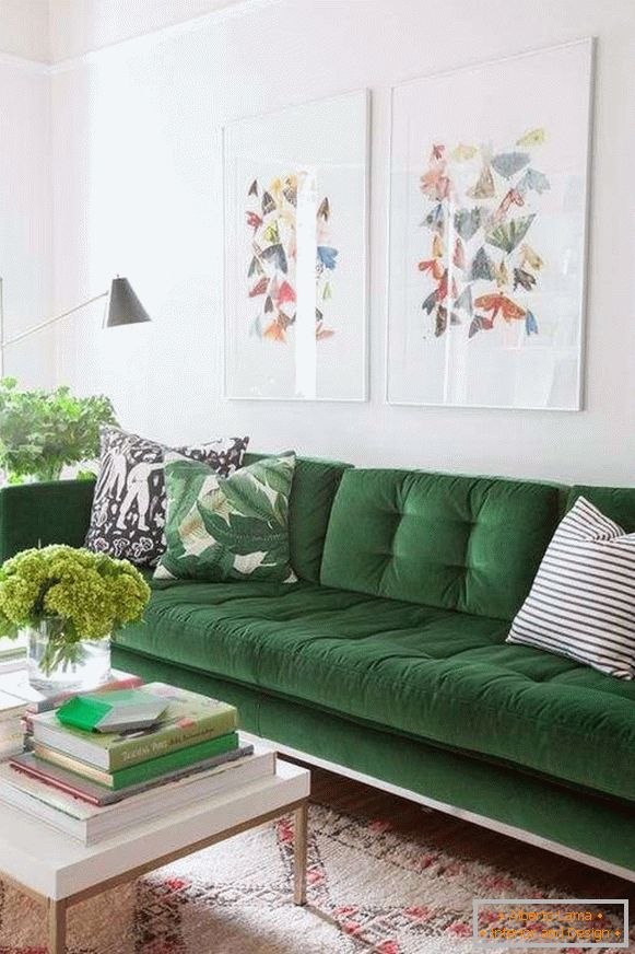 Zelen žametni kavč v notranjosti dnevne sobe - fotografija