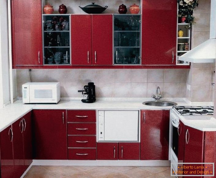 Glavne zahteve za organiziranje kuhinje 9 m2 M so praktičnost in funkcionalnost. Kuhinja v obliki črke U z bogato barvno barvo ni le prikladno, temveč ima privlačen videz.