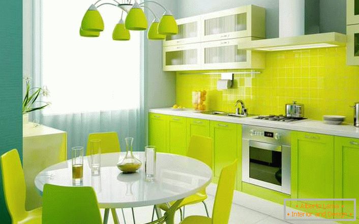 Sveža, bogata odtenek zelene je odlična izbira za dekoriranje majhne kuhinje.