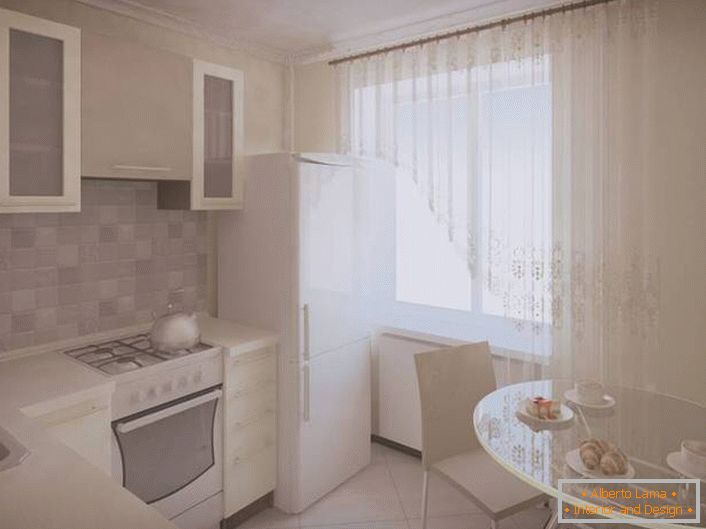 Majhen kuhinjski prostor se lahko vizualno razširi, pri čemer se uporablja izključno belo za dekoracijo. 
