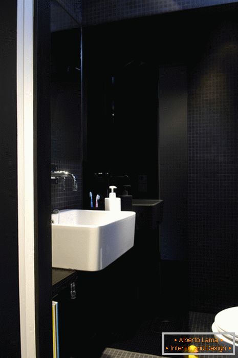 Notranjost kopalnice v črni barvi