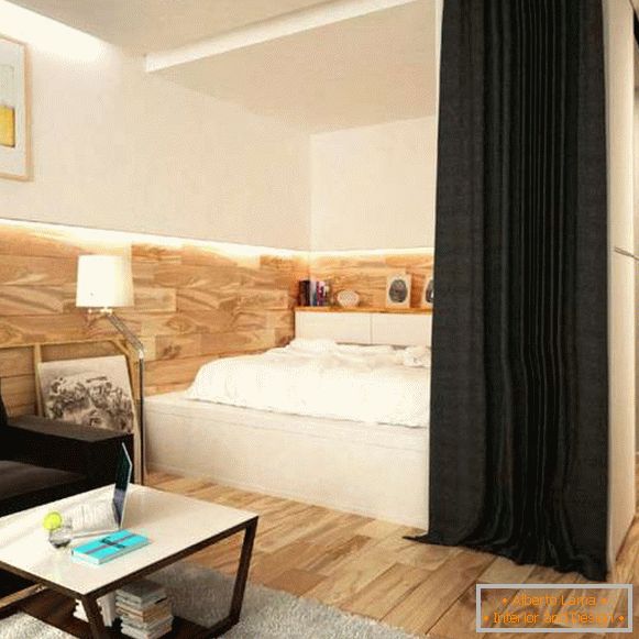 Notranjost majhnega stanovanja - ločitev spalnice z zavesami