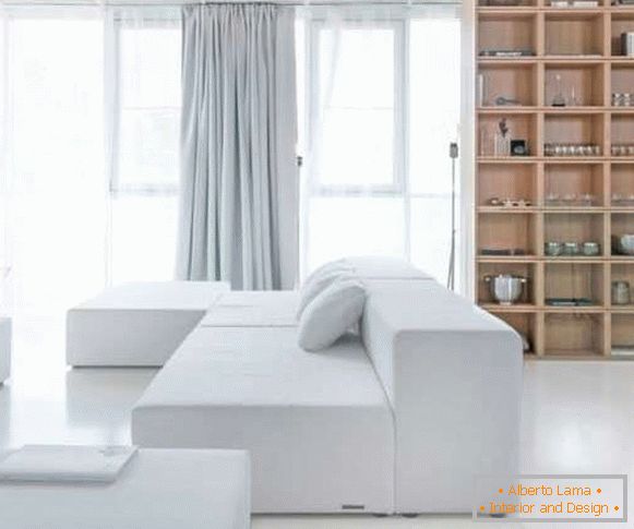 Enosobna notranjost v sodobnem slogu in minimalno pohištvo