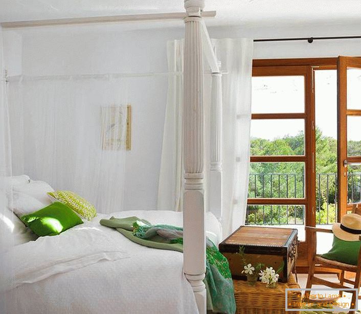 Prosojna krošnja iz breztežnega naravnega blaga postane izvrstna dekoracija spalnice v mediteranskem slogu. 