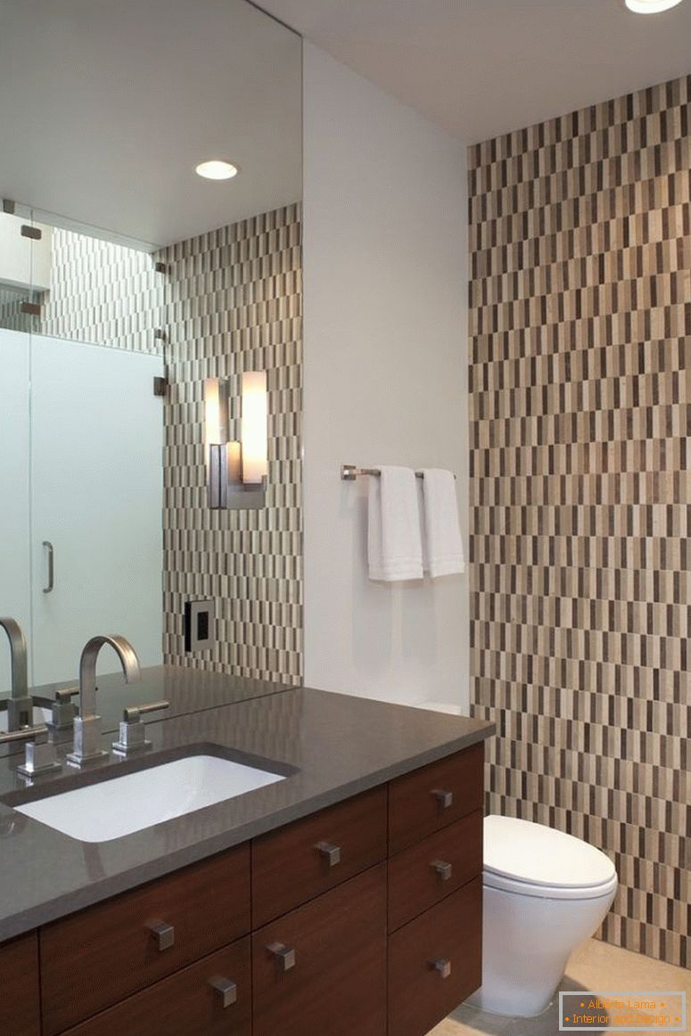 minimalist-lake-lb-kopalnica-notranje-design-with-wooden-vanity-and-black-countertop-and-mirror-luxurious-bathrooms-interior-design-ideas-bedrooms-design-ideas-modern-bathrooms-design-bathroom