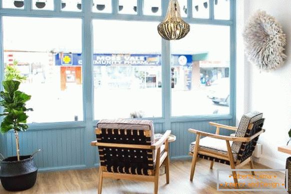 Oblikovanje kavarne v rustikalnem slogu - trgovec Highlands na fotografiji