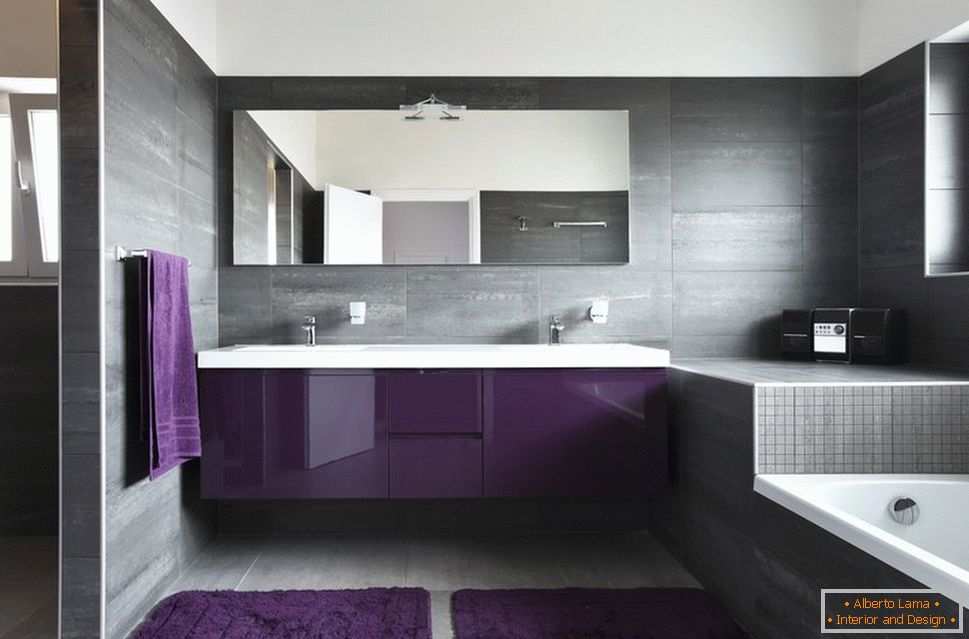 Kombinacija rjave in vijolične v kopalnici dekor