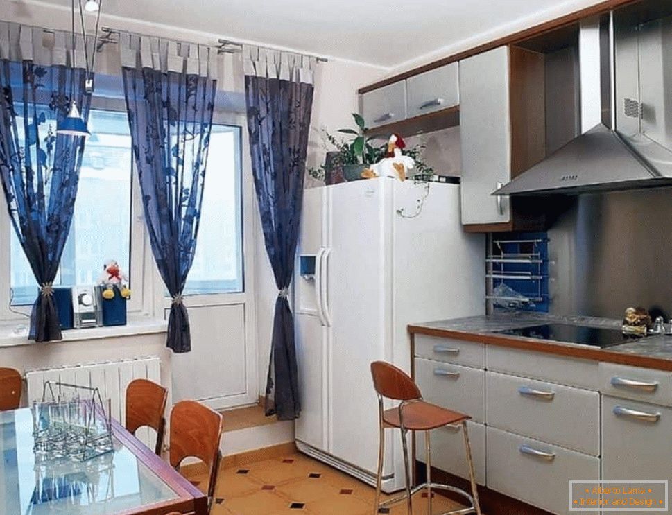 Kuhinja z dvema vratnima hladilnikom