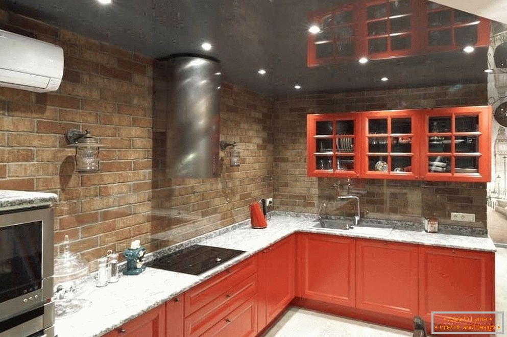 Kuhinja vogal v rdeči brez zgornjih omaric nad delovno površino