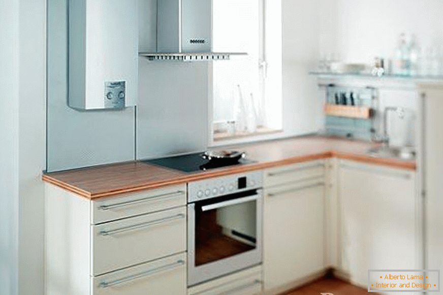 Kuhinja v visokotehnološkem stilu s plinskim stebrom