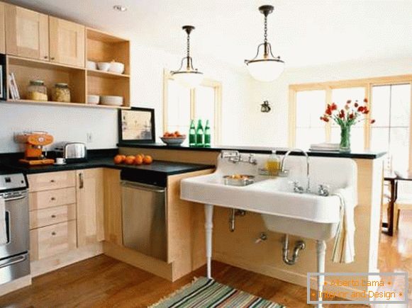 Zasebna kuhinja, zamenjana z jedilnico, v zasebni hiši - fotografija