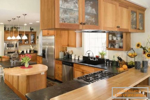 Moderna dizajna kotiček kuhinja z ostrim in lesenim barom - fotografija v zasebni hiši