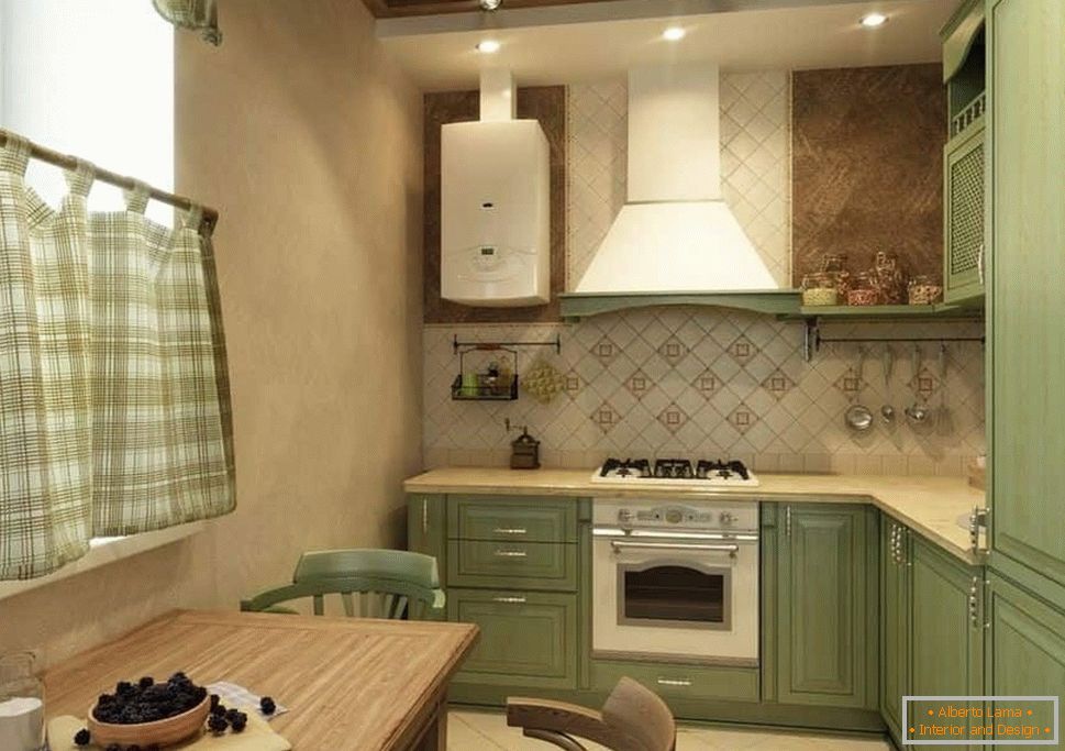 Kuhinja v kotičku v rustikalnem slogu s prednamerjem ploščice in poslikane stene