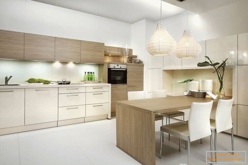 Moderna zasnova kuhinje v svetlih barvah z jedilnico