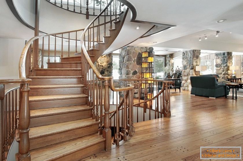 Preprost klasičen stopnišče v veliki hiši