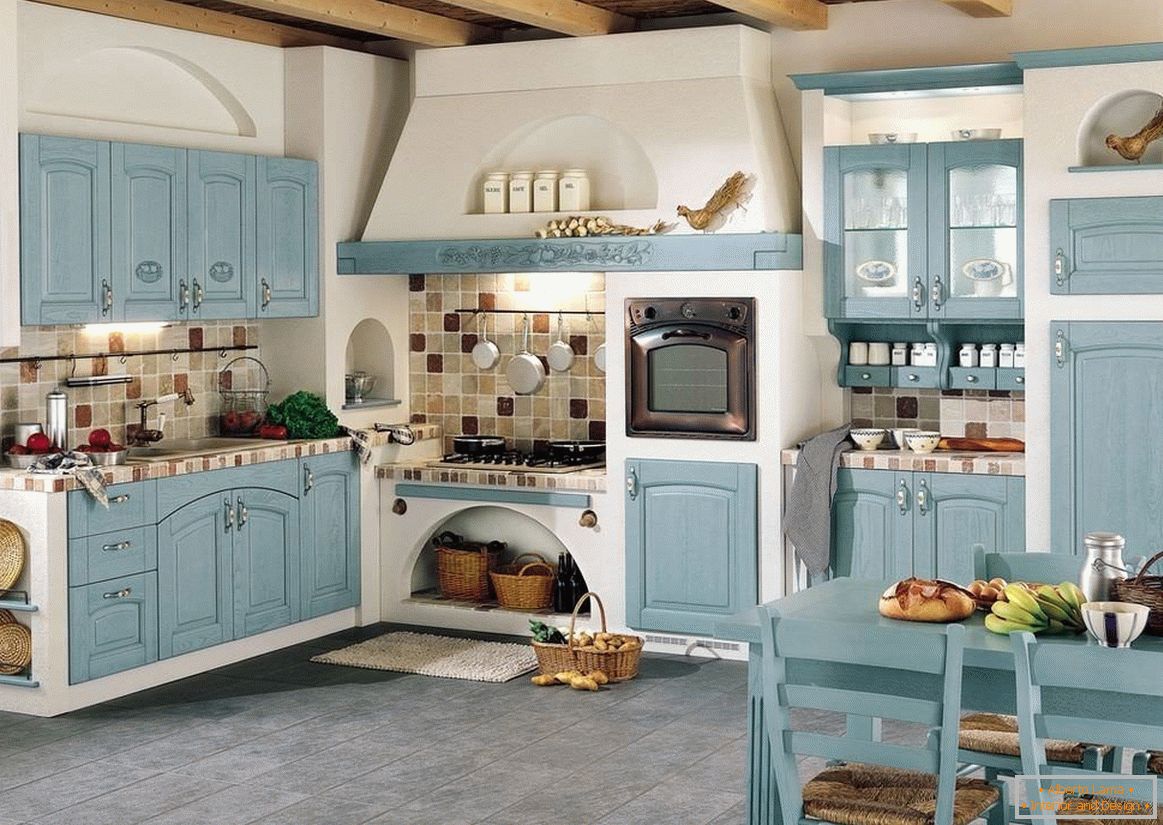 Modre fasade v beli kuhinji