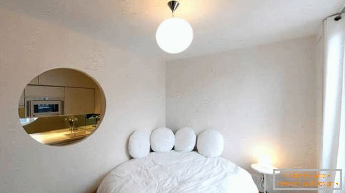 Zaradi praznine v steni ovalne oblike je majhen apartma luksuzni studio.
