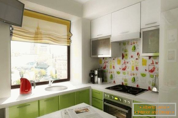 Majhne foto sobe - oblikovanje bele in zelene kuhinje v apartmaju