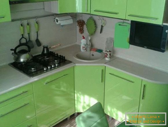 Notranjost zelene kuhinje v oblikovanju majhnega apartmaja 30 m2
