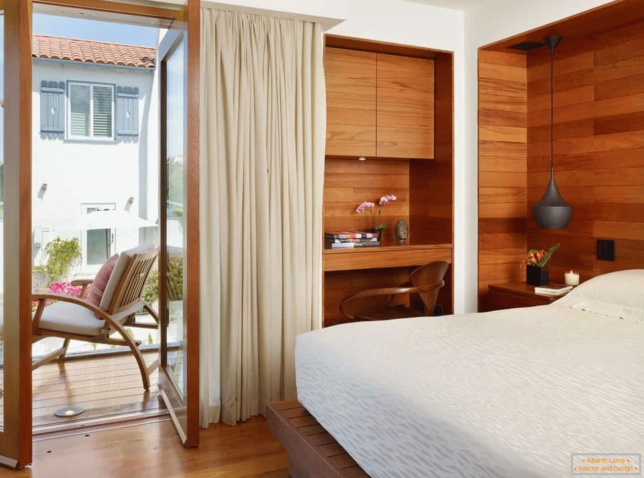 Mala spalnica z leseno steno