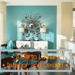 Tirkizna barva na steni in pohištvo - svetla rešitev za kuhinjo v svetlih barvah
