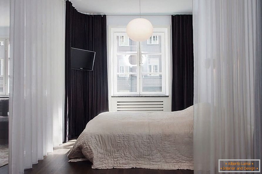 Postelja z zaveso v enosobnem apartmaju od 36 m2