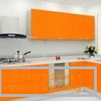 Kuhinja v kotu v oranžni barvi