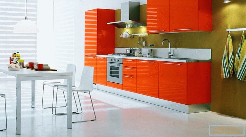 Bela tla in oranžno pohištvo v kuhinji