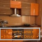 Leseno oranžno pohištvo v kuhinji
