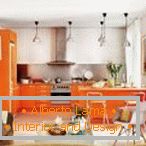 Kuhinja-dnevna soba v oranžnih tonih