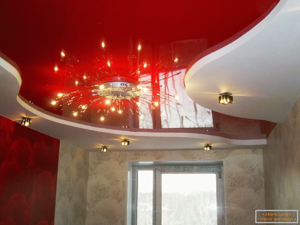 Rdeča barva v oblikovanju stropa