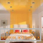 Bela spalnica z oranžnim trakom